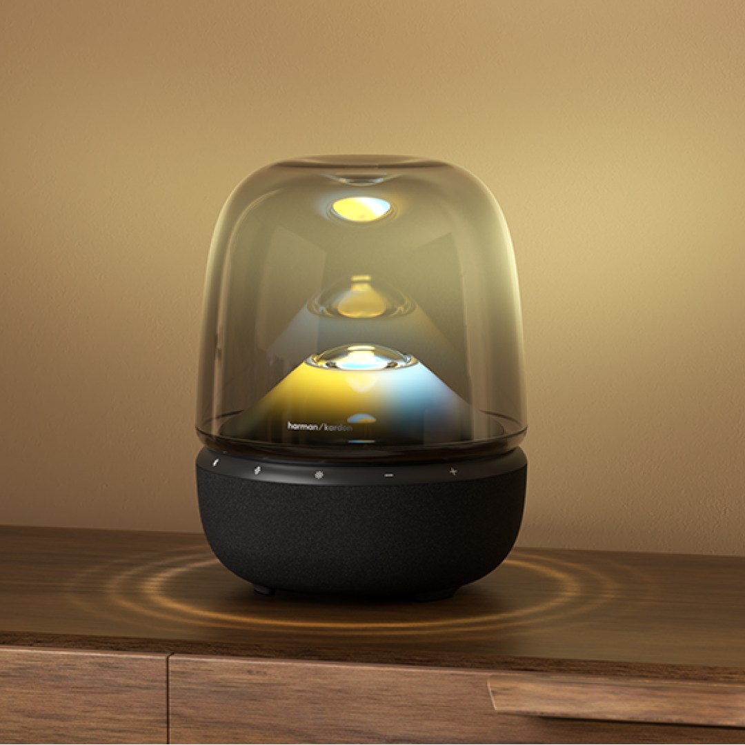 اسپیکر بلوتوثی و سیمی هارمن کاردن مدل Aura Studio 5 در فضای اتاق