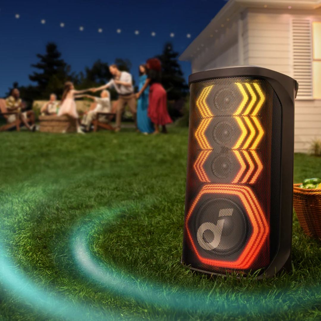 اسپیکر بلوتوثی قابل حمل 200 وات انکر مدل Soundcore Rave 3S با 2 میکروفون در روی چمن