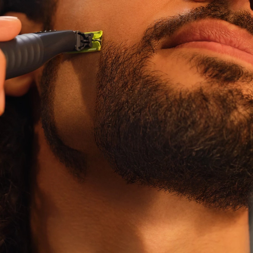 عکس ماشین اصلاح شارژی موی صورت فیلیپس مدل OneBlade QP1424/10 قدرت اصلاح و صفرزنی ماشین اصلاح فیلیپس OneBlade QP1424/10