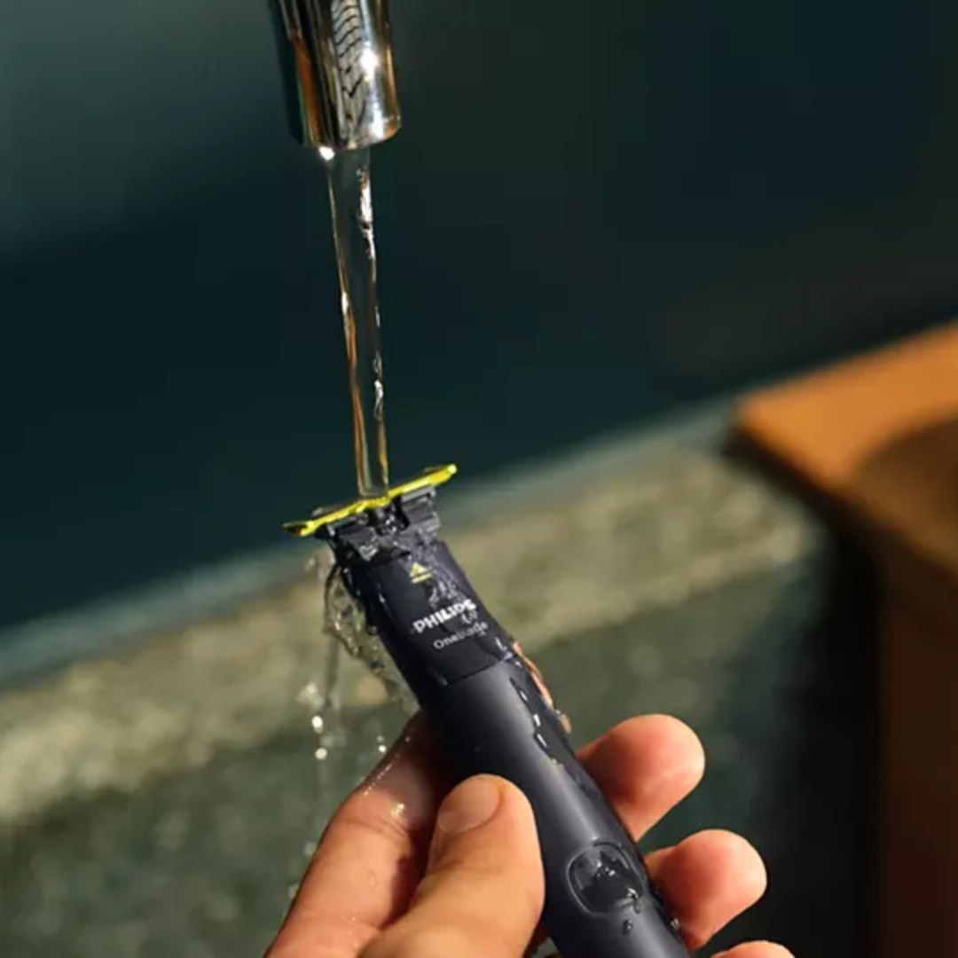 عکس ماشین اصلاح شارژی موی صورت فیلیپس مدل OneBlade QP1424/10 ضد آب بودن ماشین اصلاح شارژی موی صورت فیلیپس مدل QP1424/10