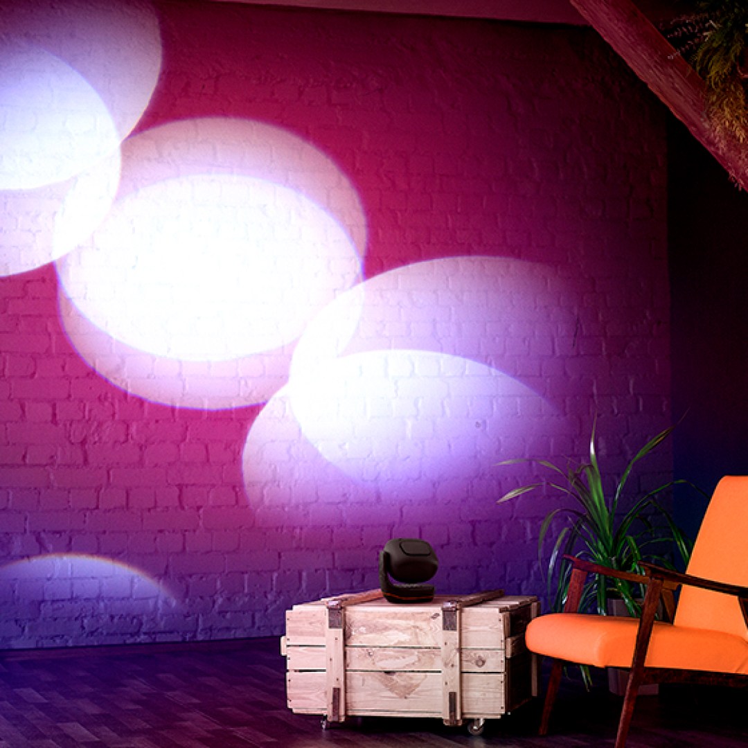 عکس رقص نور جی بی ال مدل JBL Partylight Beam رقص نور جی بی ال مدل JBL Partylight Beam روی دیوار