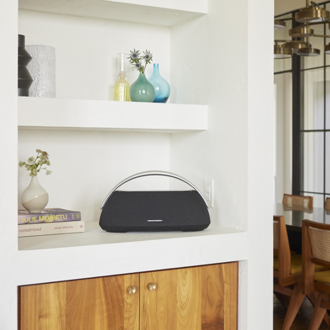 عکس اسپیکر بلوتوثی قابل حمل هارمن کاردن مدل Go + Play 3 روی کمدharman kardon Go + Play3 Portable bluetooth speaker