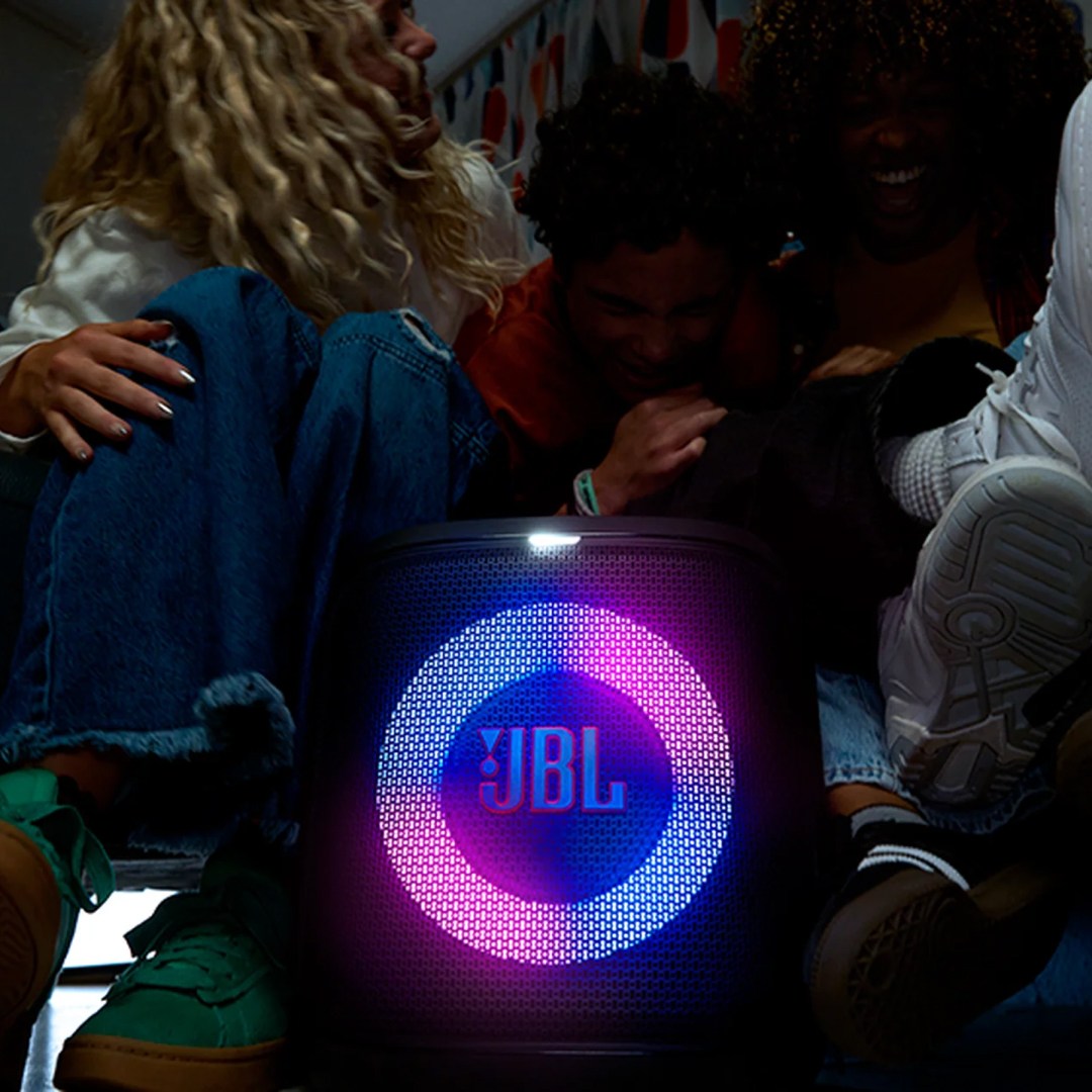 عکس اسپیکر بلوتوثی قابل حمل جی بی ال مدل PartyBox Encore Essential 2 اسپیکر بلوتوثی قابل حمل جی بی ال مدل PartyBox Encore Essential 2 در فضای مهمانی