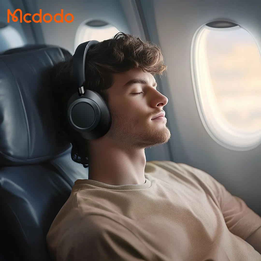 MCDODO HP-582 T03 superior active noise cancelling headphones در گوش یک پسر در هواپیما