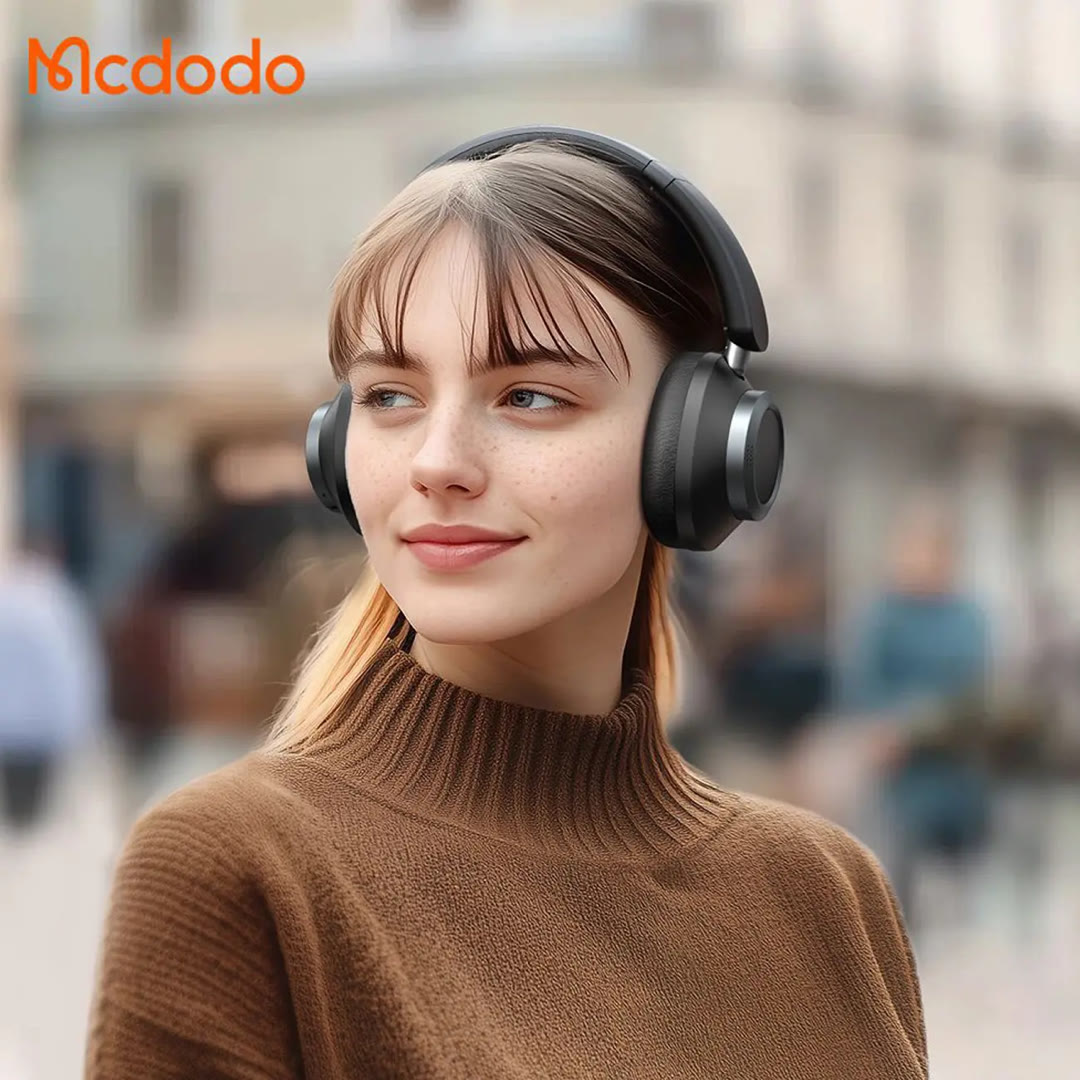 MCDODO HP-582 T03 superior active noise cancelling headphones در گوش یک دختر
