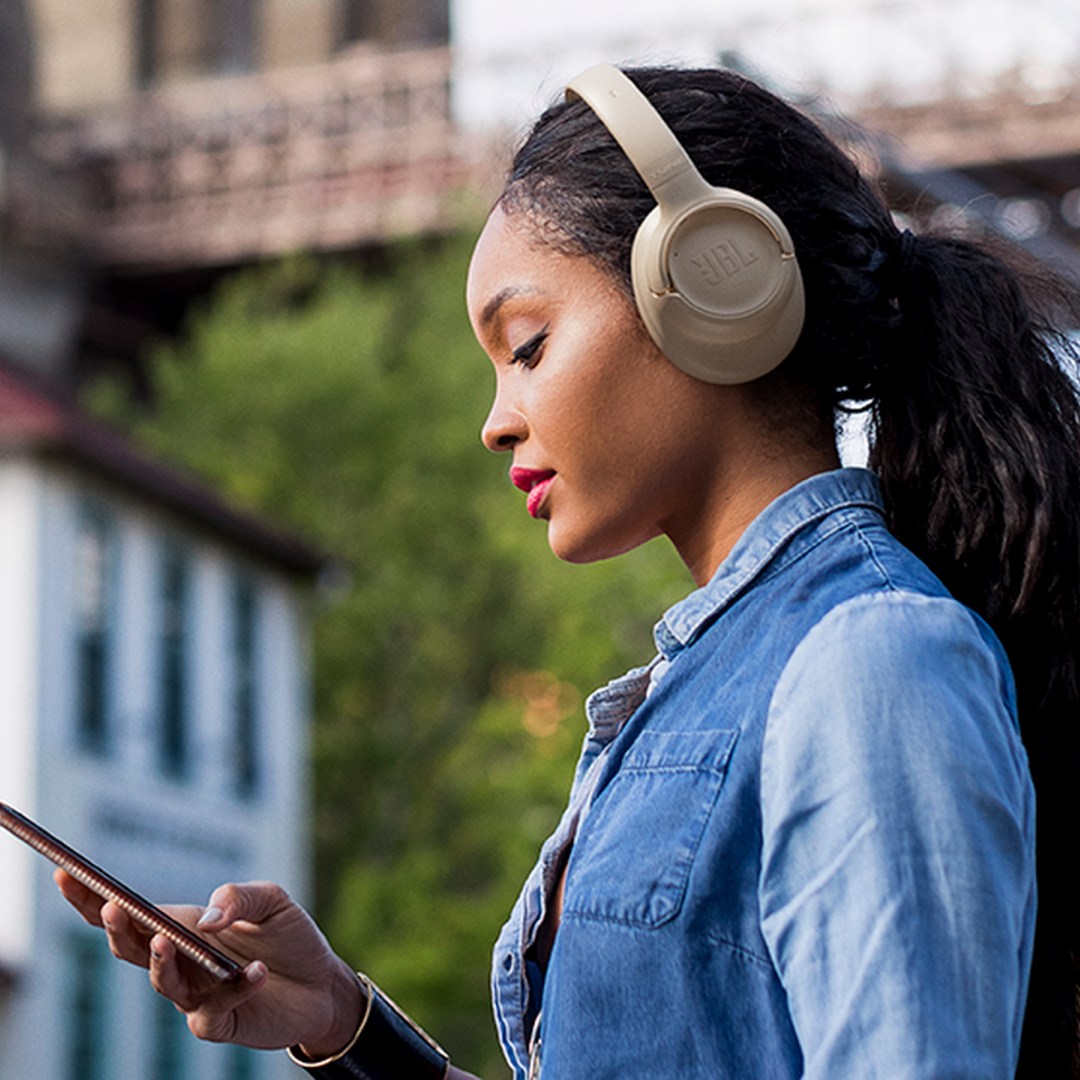 عکس هدفون بلوتوثی جی بی ال مدل Tune 730BT JBL Tune 730BT headphones در گوش یک خانوم