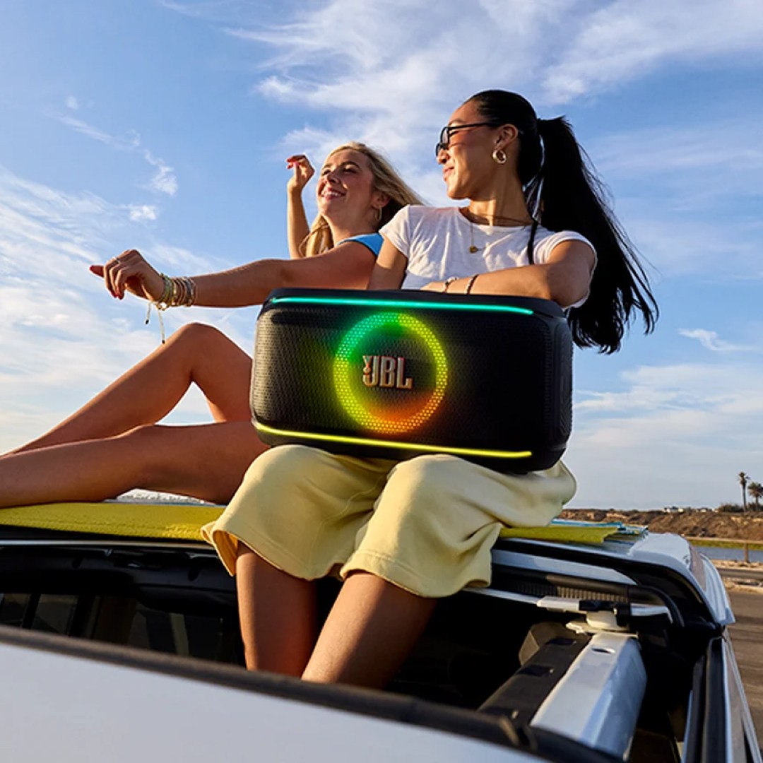 عکس اسپیکر بلوتوثی قابل حمل جی بی ال PartyBox On the Go 2 با یک میکروفون اسپیکر JBL PartyBox On The Go 2 در فضای بیرون
