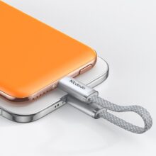 پاوربانک مگنتی Mcdodo MC-293 ظرفیت 5000mAh با شارژ سیمی 20 وات و بی‌سیم 15 وات رنگ نارنجی هنگام اتصال و شارژ