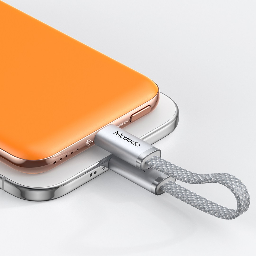 پاوربانک مگنتی Mcdodo MC-293 ظرفیت 5000mAh با شارژ سیمی 20 وات و بی‌سیم 15 وات رنگ نارنجی هنگام اتصال و شارژ