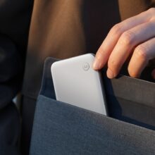 پاوربانک مگنتی Mcdodo MC-293 ظرفیت 5000mAh با شارژ سیمی 20 وات و بی‌سیم 15 وات رنگ سفید در کیف