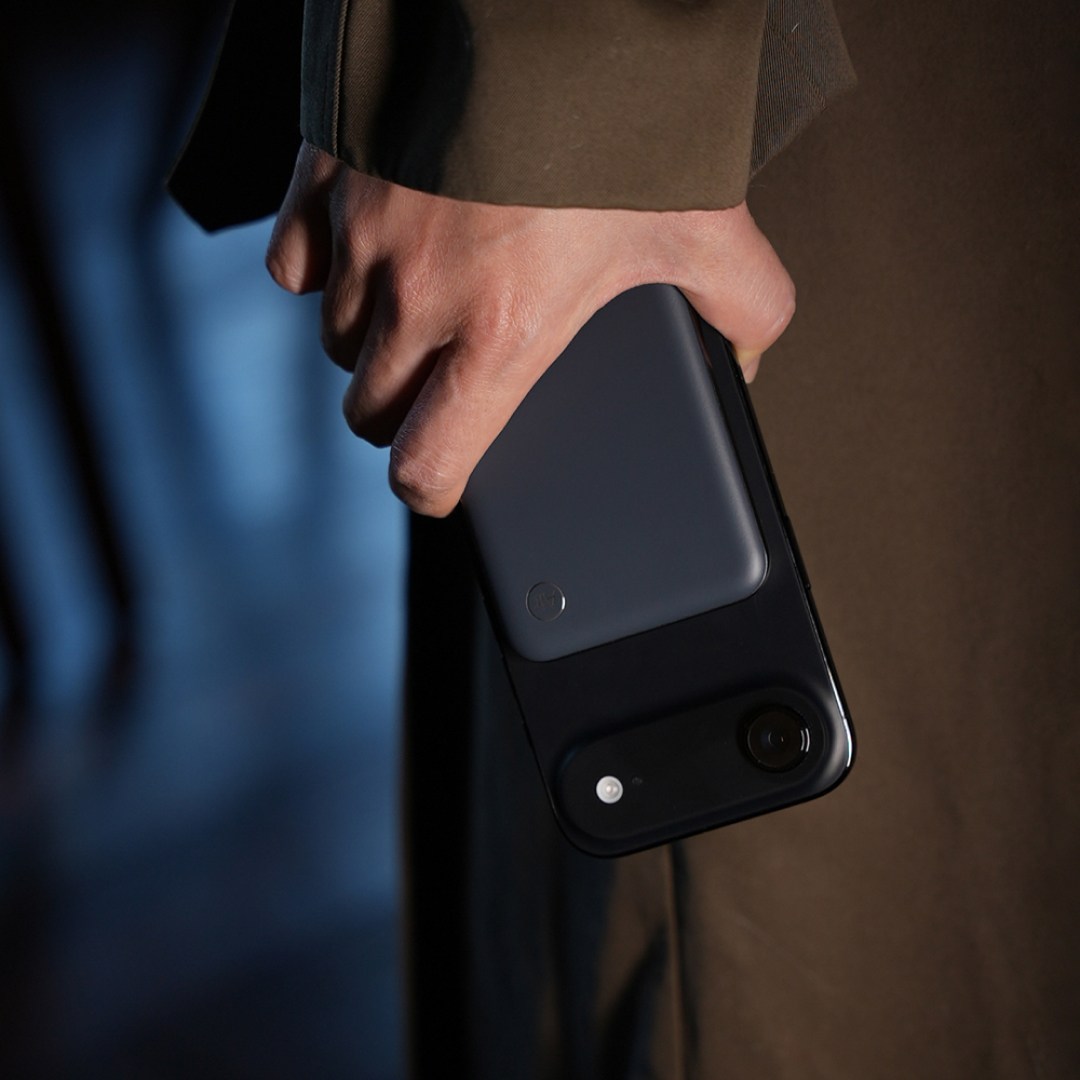 پاوربانک مگنتی Mcdodo MC-293 ظرفیت 5000mAh با شارژ سیمی 20 وات و بی‌سیم 15 وات رنگ مشکی هنگام استفاده