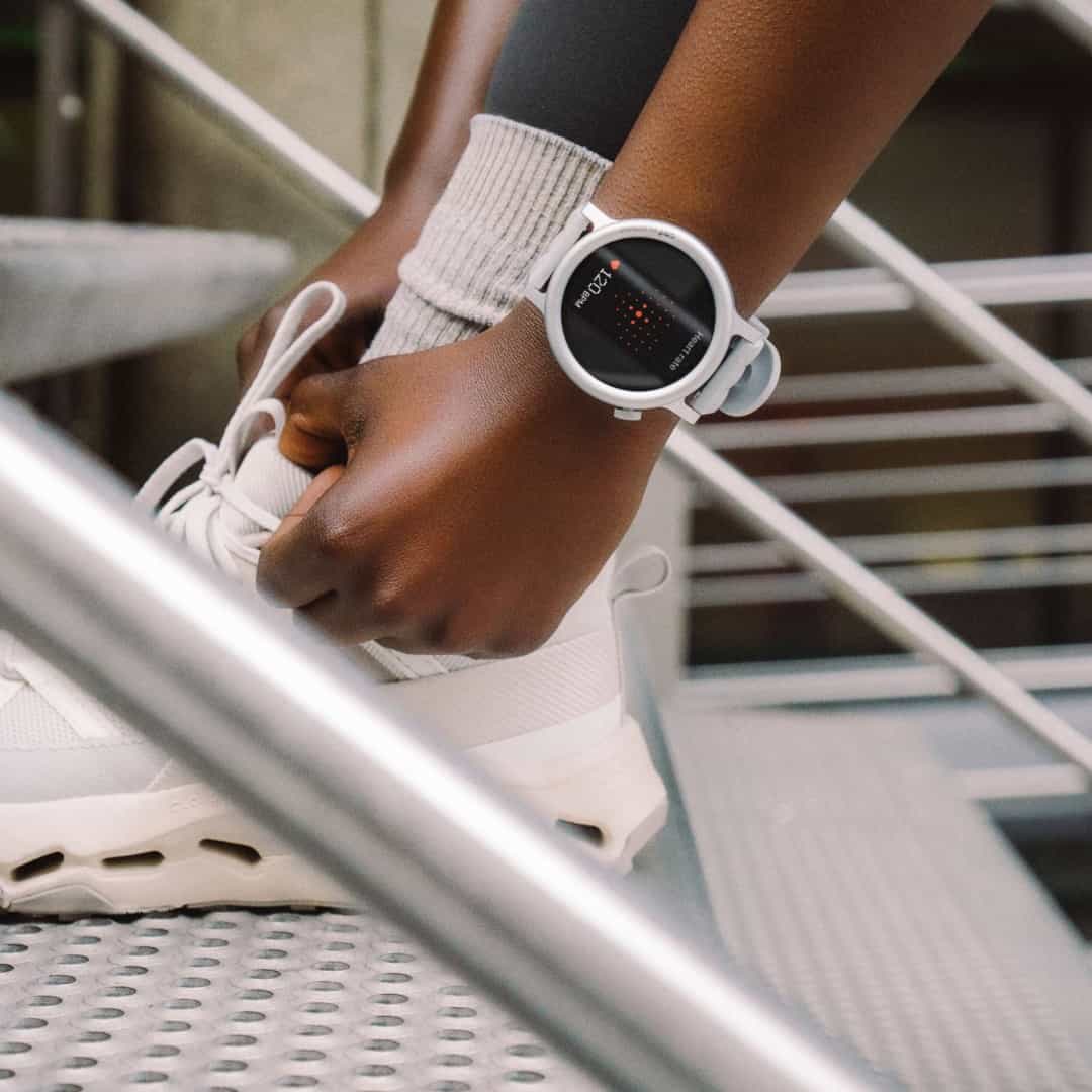 عکس ساعت هوشمند CMF Watch 3 Pro ناتینگ | 1.43 اینچ ساعت هوشمند CMF Watch 3 Pro ناتینگ | رنگ سفید در دست