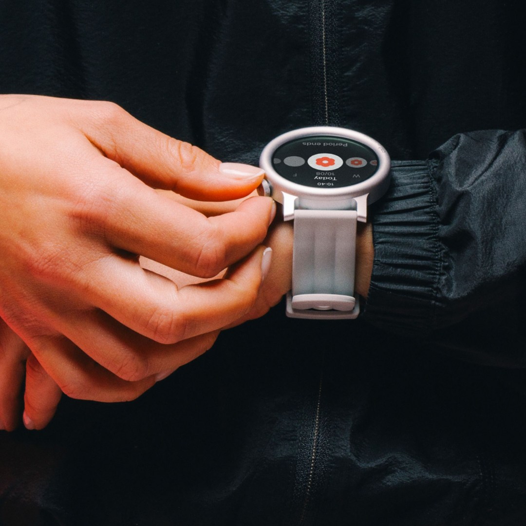 عکس ساعت هوشمند CMF Watch 3 Pro ناتینگ | 1.43 اینچ ساعت هوشمند CMF Watch 3 Pro ناتینگ | رنگ سفید در دست