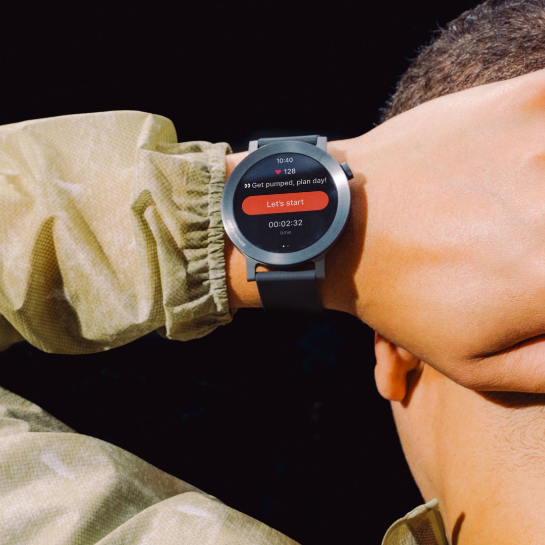 عکس ساعت هوشمند CMF Watch 3 Pro ناتینگ | 1.43 اینچ ساعت هوشمند CMF Watch 3 Pro ناتینگ | رنگ مشکی در دست