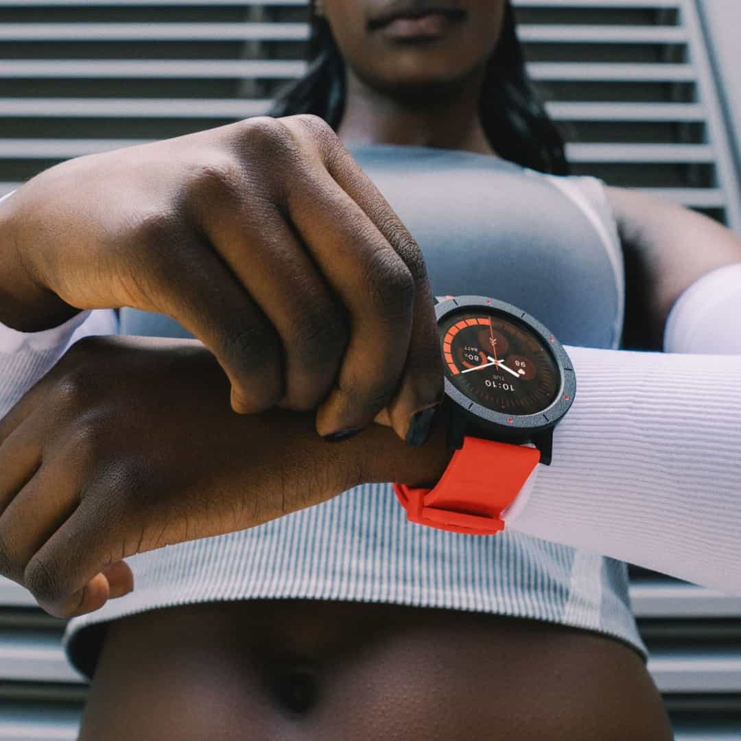 ساعت هوشمند CMF Watch 3 Pro ناتینگ | رنگ نارنجی در دست