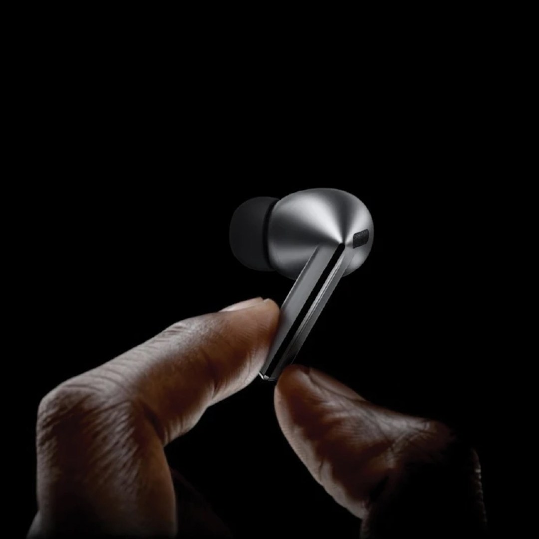 عکس هندزفری بلوتوثی سامسونگ Galaxy Buds3 Pro ایرپاد بلوتوثی سامسونگ مدل Galaxy Buds3 Pro | در دست