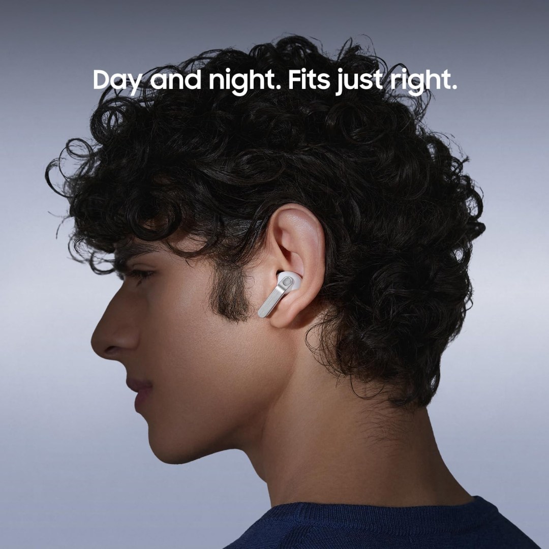 هدفون بلوتوثی سامسونگ مدل Galaxy Buds4 Pro | رنگ سفید در گوش یک مرد