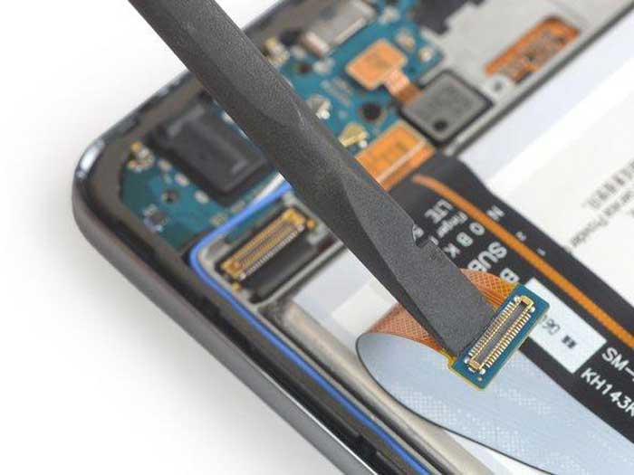 عکس کیفیت و انواع ال سی دی گوشی اندروید؛ تفاوت SVC، اورجینال، چین، OLED، IC و استوک جداسازی فلت نمایشگر از برد گوشی
