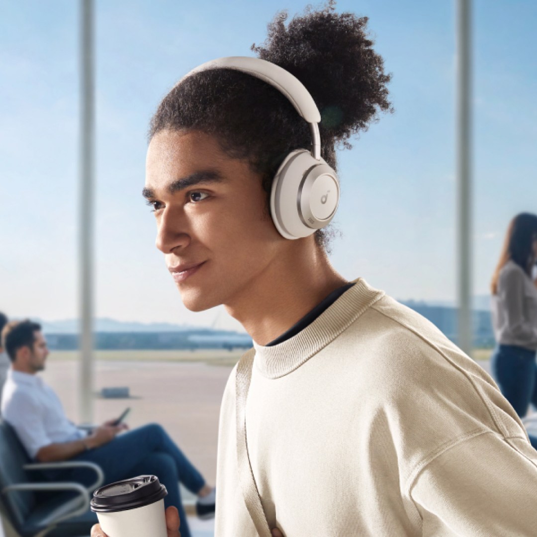 عکس هدفون بلوتوثی انکر مدل Soundcore Space One Pro هدفون بلوتوثی انکر مدل Soundcore Space One Pro | در بیرون از خانه