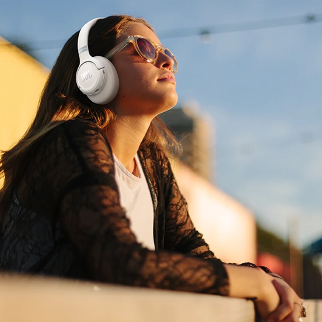 عکس هدفون بلوتوثی جی بی ال مدل Tune 780NC هدفون بلوتوثی جی بی ال مدل Tune 780NC | رنگ سفید روی گوش