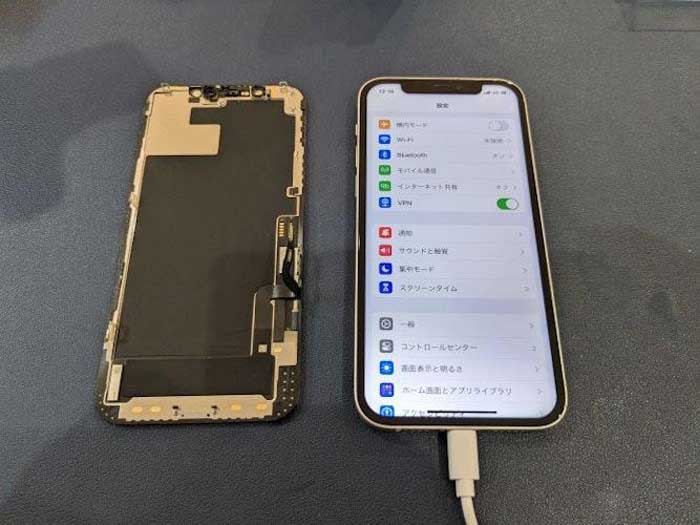 تست LCD درحالی‌که گوشی هنوز باز است